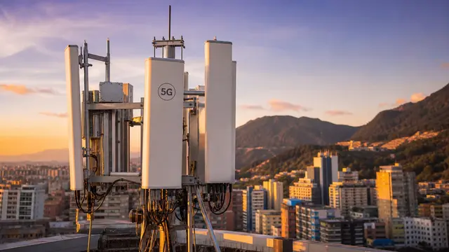 Antenas de telefonía móvil 5G instaladas en una azotea urbana al atardecer
