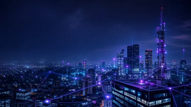 Vista nocturna de una gran ciudad conectada por una malla de red móvil